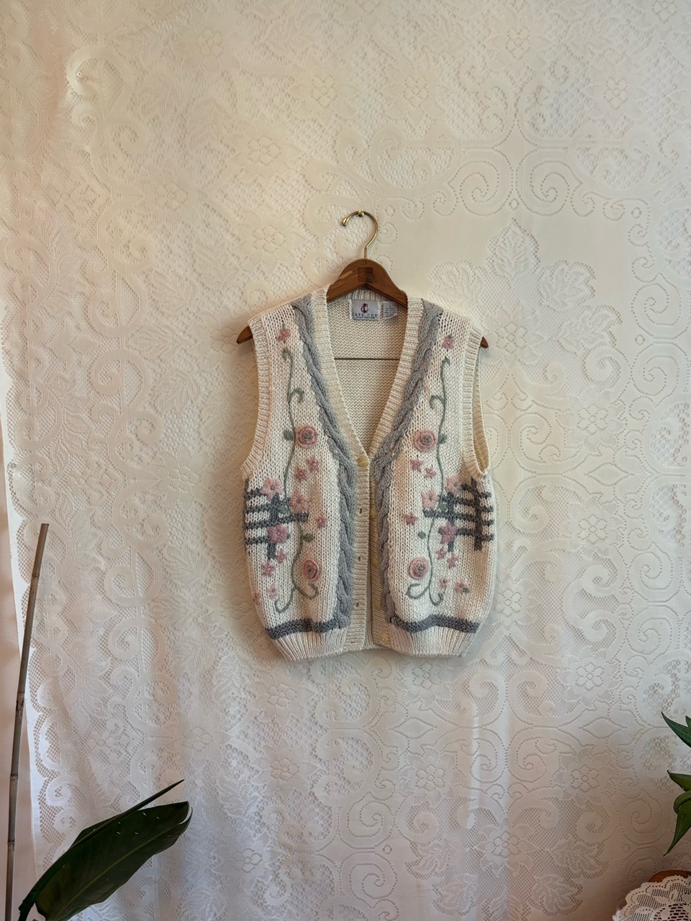Vintage-Inspired Cream Floral Knit Vest - Unbranded